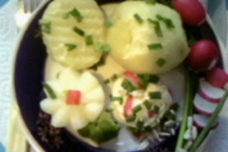 Фото к рецепту: Картофель в мундире с сырным соусом