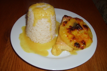 Фото к рецепту: Шницель "по гавайски" с соусом карри