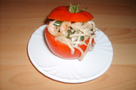 Фото к рецепту: Помидоры фашированные азиатским салатом