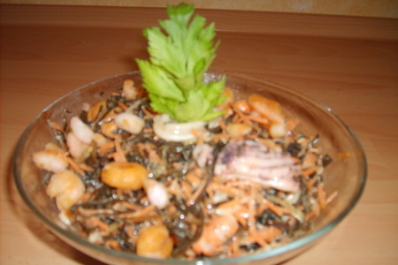 Фото к рецепту: Морская капуста с морепродуктами и корейской морковью