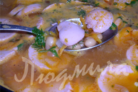 Фото к рецепту: Куриный суп с фасолью и сардельками