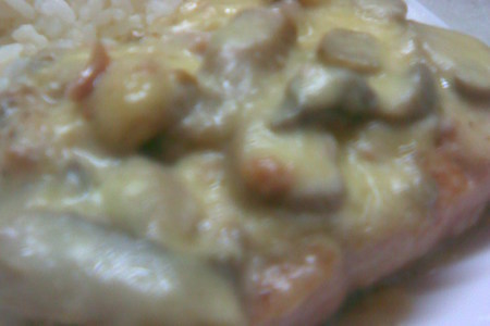 Фото к рецепту: Горбуша с грибами под сырным соусом