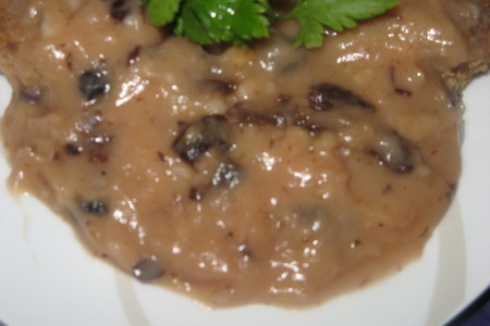 Фото к рецепту: Грибной соус с изюмом и черносливом