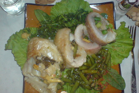 Фото к рецепту: Салат и рулет из морского окуня