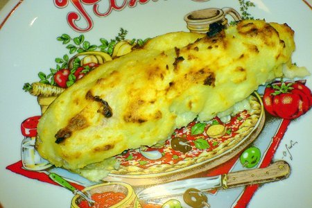 Фото к рецепту: Сосиски, запечённые в картофельном пюре
