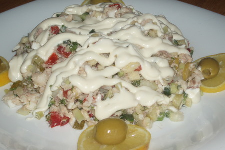 Фото к рецепту: Салат с копченым лещем на праздник