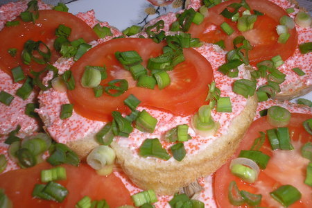 Фото к рецепту: Бутерброды с икрой и помидором