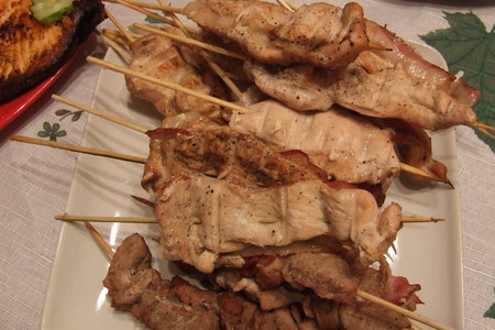 Фото к рецепту: Домашние шашлычки из свинины, курицы и креветок