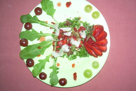 Фото к рецепту: Салат   с рукколой и клубникой