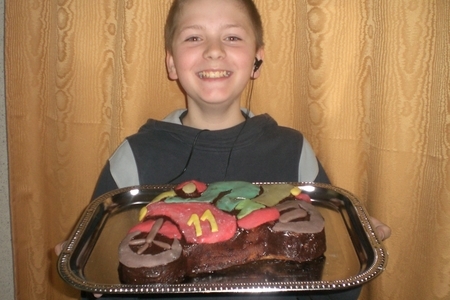 Фото к рецепту: Кекс  мотоцыкал с днём рожденья (сына 11 лет)