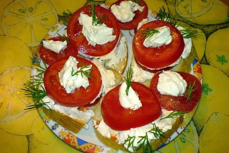 Фото к рецепту: Бутерброды с брынзой и помидорами
