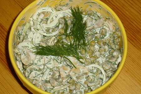 Фото к рецепту: Салат с горошком и шампиньонами