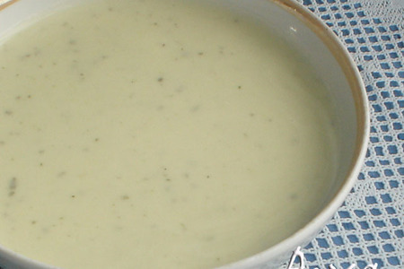 Фото к рецепту: Крем-суп из цуккини с мягким сыром