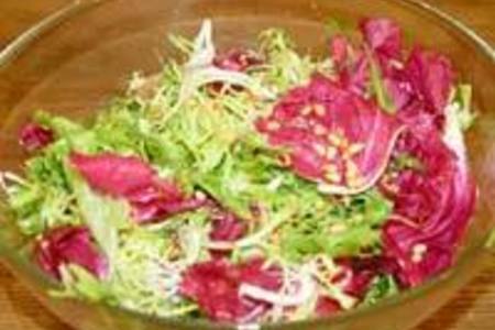 Фото к рецепту: Салат с зеленью и грейпфрутом
