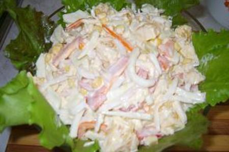 Фото к рецепту: Салат с кальмарами "праздничный"
