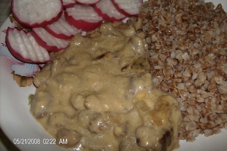 Фото к рецепту: Куриные сердечки с грибами в сырно-горчичном соусе