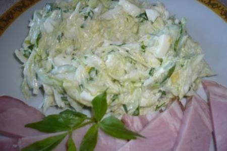 Фото к рецепту: Салатик капустный с любистком и эстрагоном