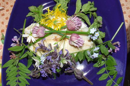 Фото к рецепту: Рыбка на пару с полевыми цветочками и мятой