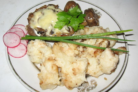 Фото к рецепту: Свинина под грибами и сыром