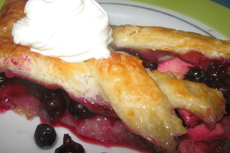 Фото к рецепту: Пирог слоенный с ягодами.