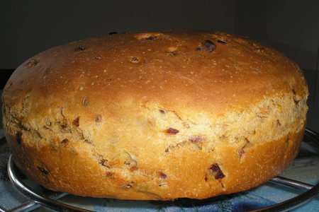 Фото к рецепту: Хлеб с  "утомленными" солнцем помидорками