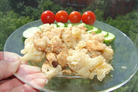 Фото к рецепту: Грудка цыпленка, маринованная в остром красном перце тушеная с цветной капустой
