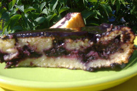 Фото к рецепту: Пирог с ежевикой и черникой