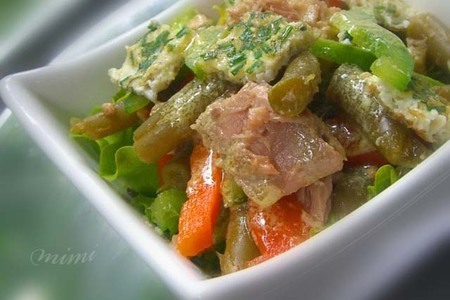 Фото к рецепту: Салат из тунца и зеленой фасоли с омлетом