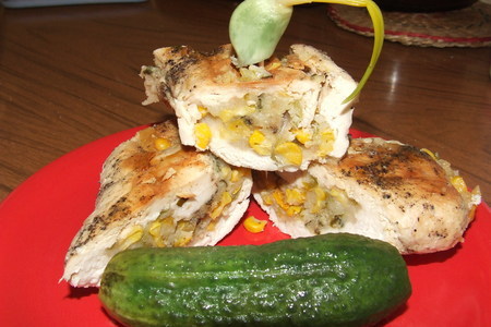 Фото к рецепту: Рулет из куриной грудки с острым зеленым перцем, кукурузой, зеленым луком и белой хлебной крошкой