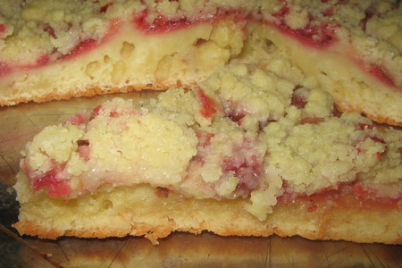 Фото к рецепту: Пирог бисквитный с клубникой.