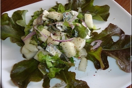Фото к рецепту: Салат с грушами и сыром дор блю