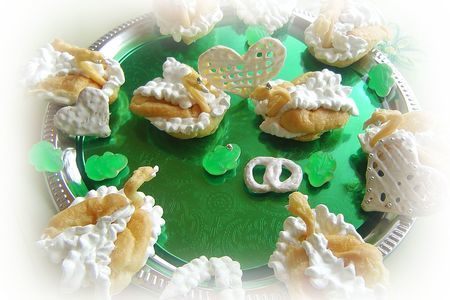 Фото к рецепту: Заварные пирожные на желе "лебединое озеро".