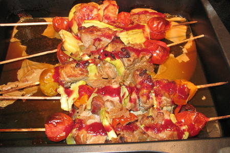 Фото к рецепту: Томаты на шпажках с соусом "дикая ягода"