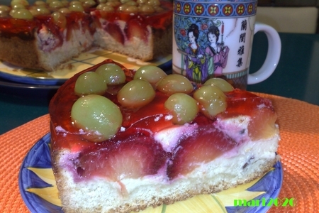 Фото к рецепту: Фруктовый пирог со сливами и виноградом