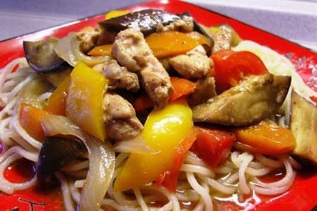 Фото к рецепту: Спагетти на китайский способ или ужин за 20 мин.