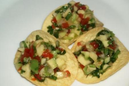 Фото к рецепту: Гуакамоле на чипсах