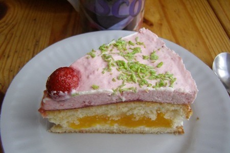 Фото к рецепту: Персиково-клубничный торт