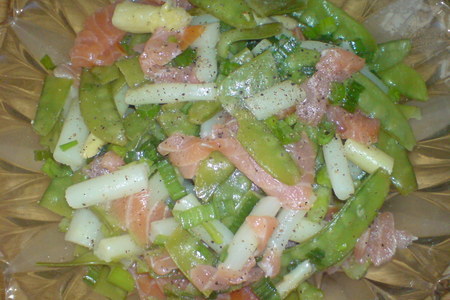 Фото к рецепту: Салат из спаржи,стручков горошка и рыбы