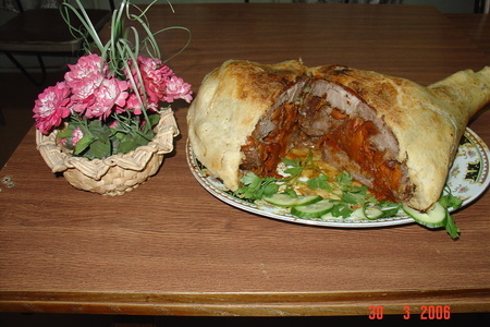Фото к рецепту: Фаршированная баранья нога  с курагой и с овощным соусом.