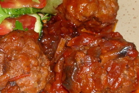 Фото к рецепту: Тефтели с кабачками под томатно-грибным соусом