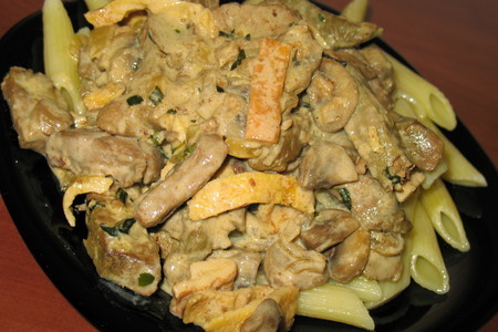 Фото к рецепту: Печенка с грибами и яйцами в сливочном соусе.