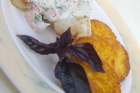 Фото к рецепту: Морской окунь со сливочным соусом из креветок и хрустящими "монетками" из поленты