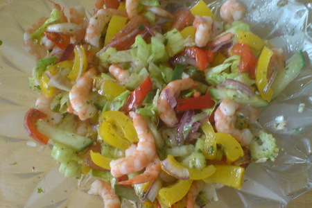 Фото к рецепту: Салат из креветок и овощей