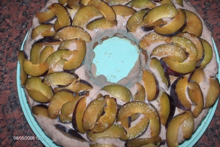 Фото к рецепту: Бананово-сливовый манный кекс