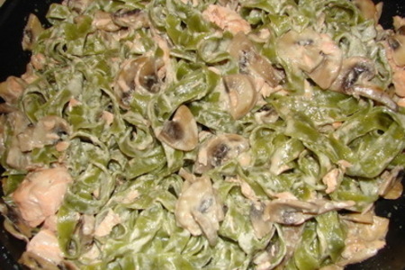 Фото к рецепту: Феттучини с грибами и семгой