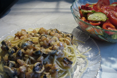 Фото к рецепту: Спагетти с креветками и мнидиями в сливочном соусе