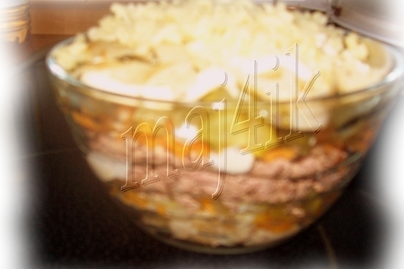 Фото к рецепту: Маленький слоeный салатик