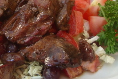 Фото к рецепту: Горячий салат из куриной печени