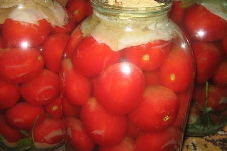 Фото к рецепту: Соленные, ядреные, бочковые помидоры из банки