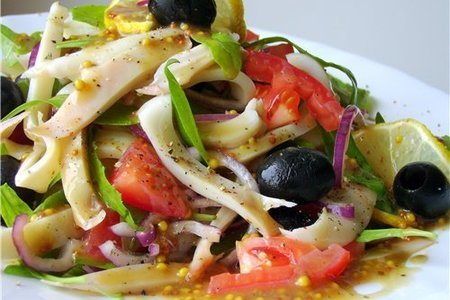 Фото к рецепту: Салат из кальмаров с помидорами и маслинами